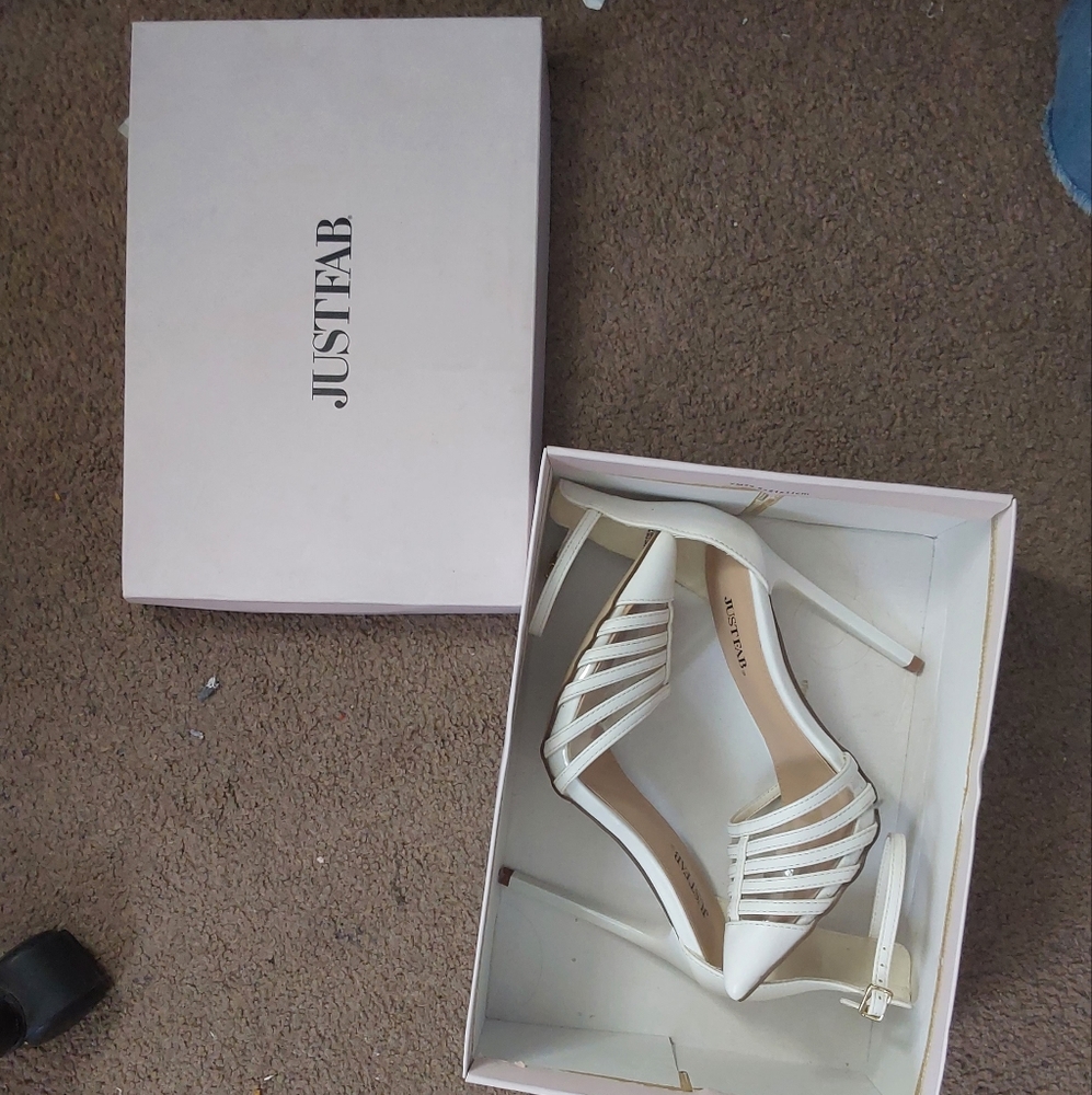 Justfab (NEW never worn) white heels size 7 1/2